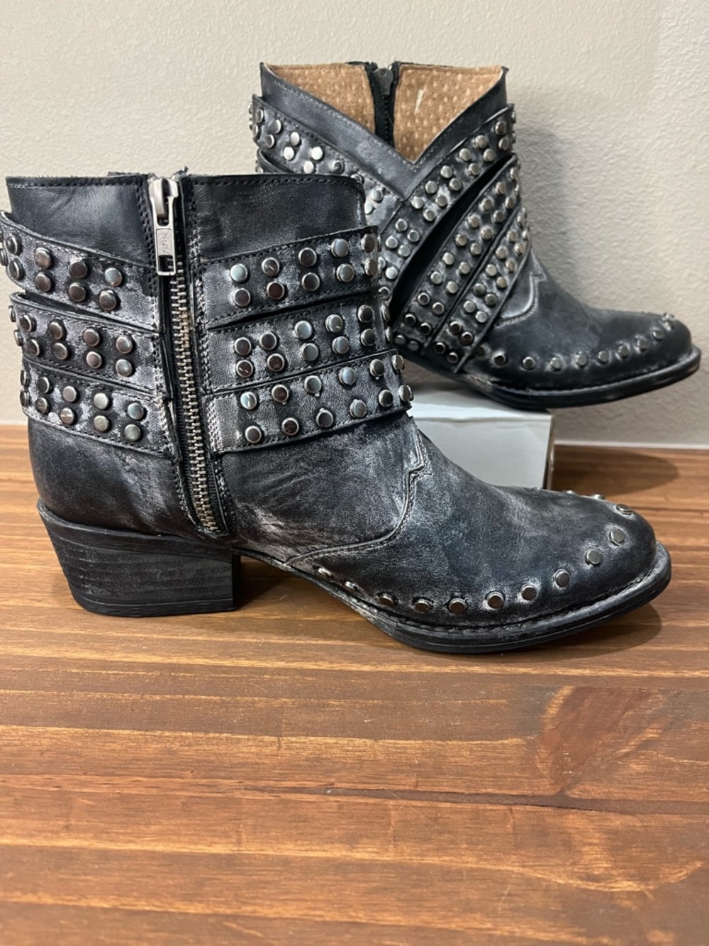CIRCLE G BLACK Distressed  MOTO Leather Studded Booties SZ 8 MADE IN MEXICO EUC